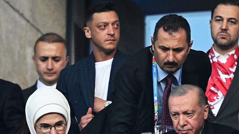 Euro 2024: Niederlande - Türkei       -  Auch Mesut Özil (M) war bei dem EM-Viertelfinale im Berliner Olympiastadion.