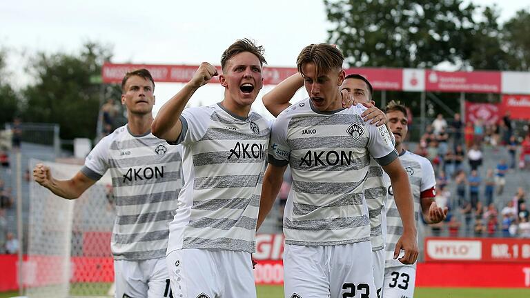 Die Kickers-Akteure (von links) Moritz Hannemann, Fabian Wessig und Torschütze Theo Harz bejubeln das zwischenzeitliche 1:0.