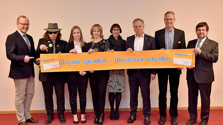 Setzen sich für die Organspende ein (von rechts): Dr. Wilhelm Freiherr von Lamezan, Dr. Heiner Thierolf, Landrat Reinhard Frank, Elisabeth Krug, Dr. Christina Schleicher, Daniela Glaser, Rudi Wartha und Dr. Jochen Selbach.