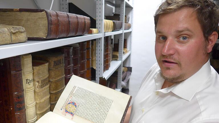 Zu den Schätzen im Ochsenfurter Stadtarchiv gehört die Ganz'hornsche Bibliothek des aus Ochsenfurt stammenden Scholaster Hieronymus Ganzhorn aus dem 16. Jahrhundert. Von den einst 400 Bänden sind etwa 80 erhalten. Archivar Georg Menig zeigt einen dieser Bände. Zu den Schätzen im Ochsenfurter Stadtarchiv gehört die Ganz'hornsche Bibliothek des aus Ochsenfurt stammenden Scholaster Hieronymus Ganzhorn aus dem 16. Jahrhundert. Von den einst 400 Bänden sind etwa 80 erhalten. Archivar Georg Menig zeigt einen dieser Bände.