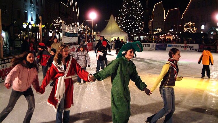 So begann die 'Neuschter Eiszeit' unter dem Namen NES on ICE. 2006 zogen erstmals die Freunde des Eislaufens ihre Bahnen auf der Eisbahn. Sie war damals noch nicht überdacht, zum Unterstellen gab es ein kleines Partyzelt.