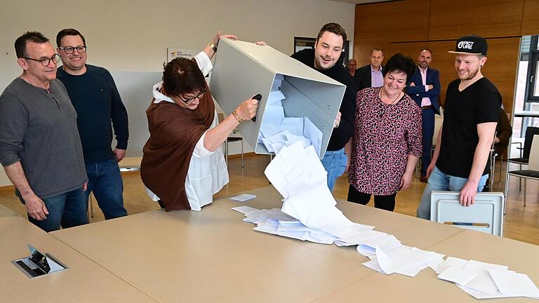 Kurz nach 18 Uhr wurden die Wahlurnen von den Wahlhelfern in den einzelnen Wahlbezirken, wie hier im Werbacher Rathaus, geleert und anschließend die Stimmen gezählt.