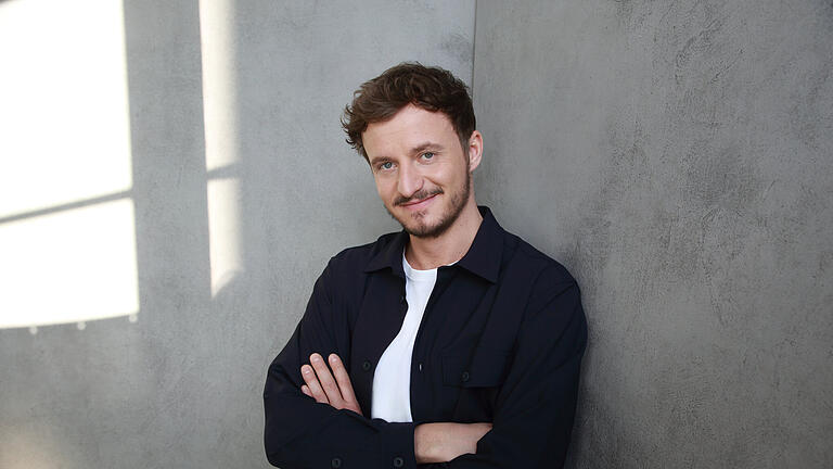 ZDFneo - Studio Schmitt - Zweite Staffel.jpeg       -  Tommi Schmitt hört mit seiner Fernsehsendung 'Studio Schmitt' auf.