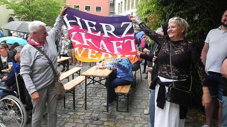Zum Fest der Vielfalt in Bad Neustadt kamen 600 Personen, um gemeinsam mit den Mitgliedern des Vereins PrideNES zu feiern. Zum Fest der Vielfalt in Bad Neustadt kamen 600 Personen, um gemeinsam mit den Mitgliedern des Vereins PrideNES zu feiern.