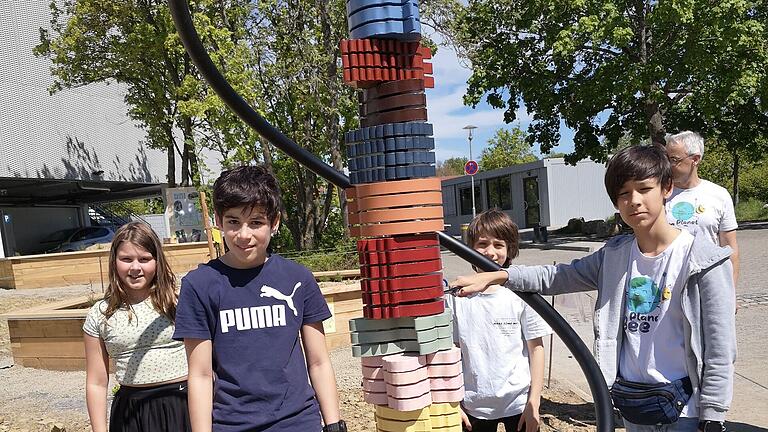 Die SkulptUhr der zehn Jahreszeiten ist das Kernstück zum Thema Klimaschutz im Bienengarten. Die Planetarier Maike Schäfer, Riccardo Drechsler, Tobias Langhirt und Yannick Steinmann präsentieren und erklären die SkulptUhr im Rahmen der Ausstellung. Die mittlere Stele stellt der Verlauf der zehn Jahreszeiten im Durchschnitt der Jahre 1961 bis 1990 dar. Jede Scheibe steht für eine Woche im Jahreslauf. Auf die äußere Spirale wird der Verlauf des aktuellen Jahres zu Beginn einer Jahreszeit gesteckt.