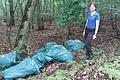 Kein Grund zur Freude für Revierleiterin Claudia Stiglbrunner: Sie entdeckte im Wald neun Müllsäcke mit Gartenabfällen.
