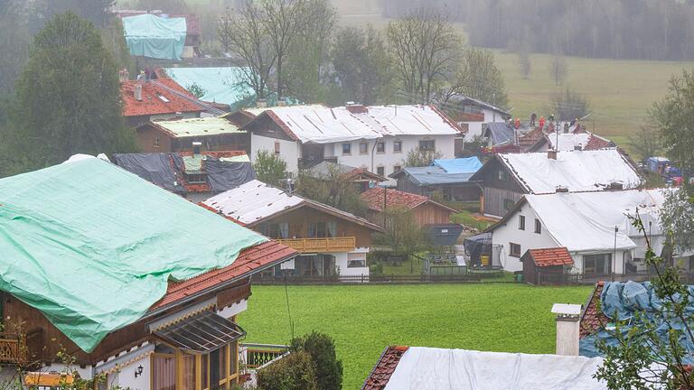 Dorf ohne Dächer - hoher Schaden für die Versicherungskammer       -  Die hohen Schäden trafen die Versicherungskammer, doch der Konzern erzielte trotzdem einen Rekordgewinn. (Archivbild)