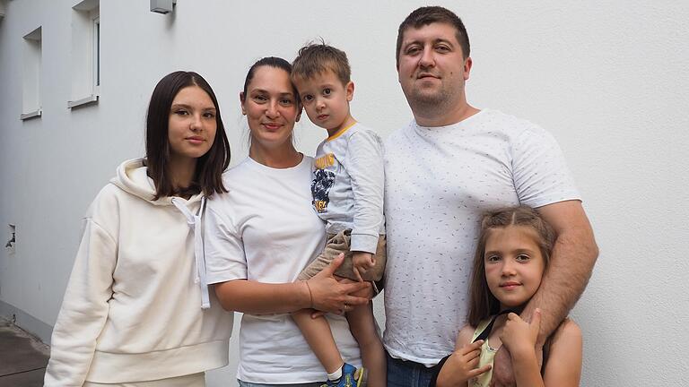 Erste Klasse, Kindergarten, neuer Job: Familie Vykhrystiuk muss wegen des Kriegs in der Ukraine noch einmal neu anfangen. Im Bild (von links): Arina, Maryna, Maksim, Dmytro und Miroslava. Erste Klasse, Kindergarten, neuer Job: Familie Vykhrystiuk muss wegen des Kriegs in der Ukraine noch einmal neu anfangen. Im Bild (von links): Arina, Maryna, Maksim, Dmytro und Miroslava.