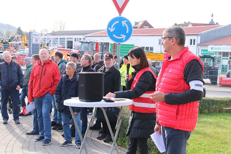 Jens Holze und Andrea Sicker bei der Kundgebung vor dem Tor von Valeo Jens Holze und Andrea Sicker bei der Kundgebung vor dem Tor von Valeo