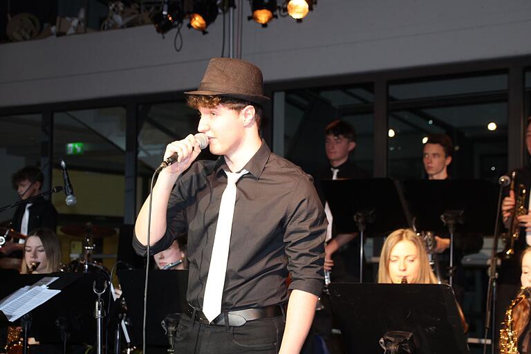 Gesangseinlagen gehören bei den Big-Band-Konzerten des Mellrichstädter Gymnasiums selbstverständlich dazu. Ganz lässig kam Paul Manger bei der Frank Sinatra-Nummer 'Pick Yourself Up' rüber und begeisterte die Zuhörer. Gesangseinlagen gehören bei den Big-Band-Konzerten des Mellrichstädter Gymnasiums selbstverständlich dazu. Ganz lässig kam Paul Manger bei der Frank Sinatra-Nummer 'Pick Yourself Up' rüber und begeisterte die Zuhörer.