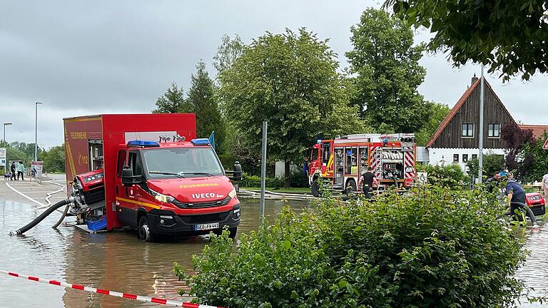 120 Einsatzkräfte von Feuerwehren aus dem Landkreis Schweinfurt helfen Anfang Juni im Hochwasser-Katastrophengebiet im Landkreis Aichach-Friedberg.