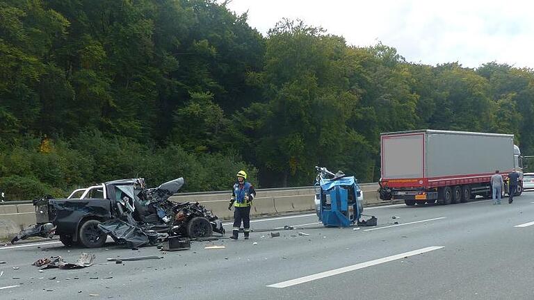 Wenn man das Wrack des Pick-Up sieht, mag man kaum glauben, dass der Fahrer bei dem Unfall nur leicht verletzt wurde.