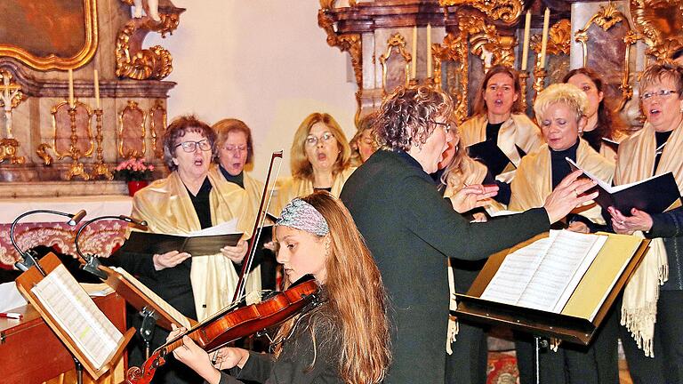 Elf Jahre alt ist Antonia Maria Kreuzer, die mit ihrem Violin-Spiel beim  Weihnachtskonzert die Zuhörer begeisterte. Foto: Dieter Britz       -  Elf Jahre alt ist Antonia Maria Kreuzer, die mit ihrem Violin-Spiel beim  Weihnachtskonzert die Zuhörer begeisterte. Foto: Dieter Britz