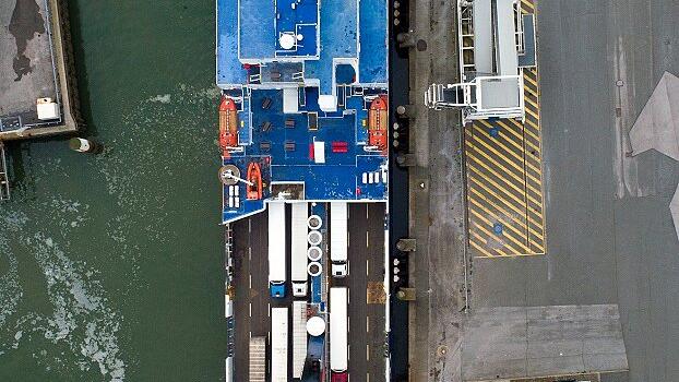 Aerial photography of a ferry boat in Calais       -  Eine große Fähre im Hafen von Calais lädt Lastwagen für Großbritannien.