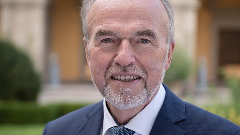 Der Oberpflegamtsdirektor der Stiftung Juliusspital, Walter Herberth, wurde in den Vorstand des Verbands Deutscher Wohltätigkeitsstiftungen gewählt. Der Oberpflegamtsdirektor der Stiftung Juliusspital, Walter Herberth, wurde in den Vorstand des Verbands Deutscher Wohltätigkeitsstiftungen gewählt.