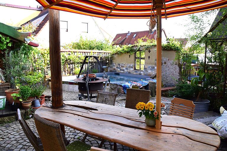 Im Garten hinter dem Haus hat Peter Hagen Sitzplatz und Pool gebaut. Im Garten hinter dem Haus hat Peter Hagen Sitzplatz und Pool gebaut.