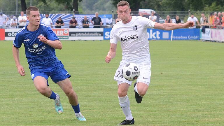 Sebastian Fries, hier rechts auf einem Archivbild mit Fabio Gobbo vom Würzburger FV, ist aktuell mit fünf Saison-Treffern der erfolgreichste Torschütze des TSV Karlburg und soll am Samstag bei der DJK Gebenbach nach einer Verletzungspause ins Team zurückkehren.