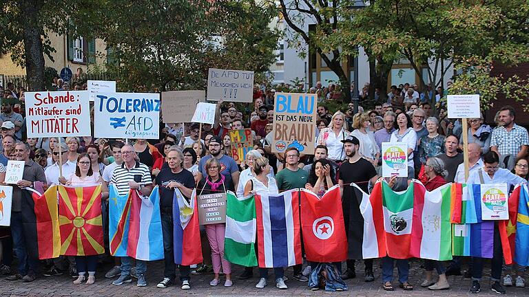 Lohrer demonstrieren bei AfD-Veranstaltung: &bdquo;Wir sind mehr&ldquo;       -  (rp)   Lange protestierten sie still. Doch als dann ein offenkundiger AfD-Sympathisant aus Alzenau provokativ mit einer Deutschlandfahne in die Alte Turnhalle ging, gab es kein Halten mehr: &bdquo;Wir sind mehr&ldquo;, skandierten viele der rund 750 Demonstranten, die sich in der gegenüberliegenden Anlage in Lohr versammelt hatten. Drinnen sprach der stellvertretende Bundesvorsitzende und Fraktionsvorsitzende im Abgeordnetenhaus, Georg Pazderski, ab 19 Uhr vor rund fünf Dutzend Zuhörern. Mit einer solchen Resonanz hatte SPD-Stadtrat Thomas Nischalke, Initiator der Aktion, nicht gerechnet: Er hatte nur 250 Personen zur Kundgebung angemeldet. Seinem Aufruf hatten sich auch der Lohrer Bürgermeister Mario Paul, der katholische Pfarrer Sven Johannsen und der evangelische Dekan Till Roth und weitere Organisationen angeschlossen. Abgesehen von sporadischen Sprechchören, Buh-Rufen und Pfiffen blieb es ruhig. &bdquo;Sicherheitstechnisch problemlos&ldquo;, konstatierte Lohrs Polizeichef Wolfgang Remelka. Nach gut einer Stunde löste sich die Versammlung auf. Ein Bericht über das Geschehen in der Alten Turnhalle folgt.