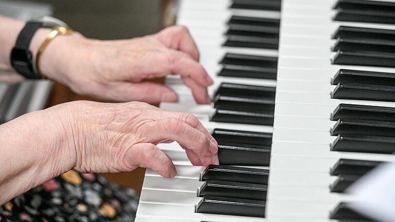 Die richtigen Tasten trifft Adelheid Back auch mit 97 Jahren noch. Die richtigen Tasten trifft Adelheid Back auch mit 97 Jahren noch.