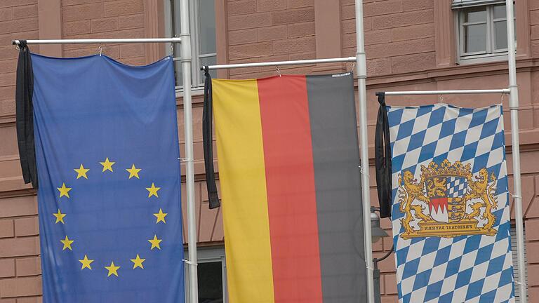 Auf Halbmast mit Trauerflor: So werden am Montag die staatlichen Dienstgebäude in Bayern beflaggt. Anlass ist das Staatsbegräbnis der Queen.