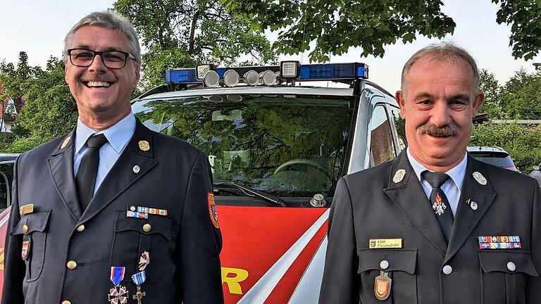 Mit dem Ehrenkreuz in Silber des Deutschen Feuerwehrverbandes wurde Kreisbrandinspektor Marco Brust (links) ausgezeichnet sowie – ebenso Kreisbrandmeister Klaus Preisendörfer – mit dem Dienstaltersabzeichen für 40 Dienstjahre. - Mit dem Ehrenkreuz in Silber des Deutschen Feuerwehrverbandes wurde Kreisbrandinspektor Marco Brust (links) ausgezeichnet sowie – ebenso Kreisbrandmeister Klaus Preisendörfer – mit dem Dienstaltersabzeichen für 40 Dienstjahre. Mit dem Ehrenkreuz in Silber des Deutschen Feuerwehrverbandes wurde Kreisbrandinspektor Marco Brust (links) ausgezeichnet sowie – ebenso Kreisbrandmeister Klaus Preisendörfer – mit dem Dienstaltersabzeichen für 40 Dienstjahre. - Mit dem Ehrenkreuz in Silber des Deutschen Feuerwehrverbandes wurde Kreisbrandinspektor Marco Brust (links) ausgezeichnet sowie – ebenso Kreisbrandmeister Klaus Preisendörfer – mit dem Dienstaltersabzeichen für 40 Dienstjahre.