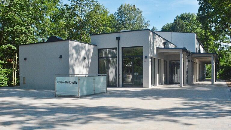 Die neue Trinkkur- und Wandelhalle im Kurpark von Bad Königshofen. Hier und im angrenzenden Kurpark finden auch die Konzerte und das Bürgerfest statt.