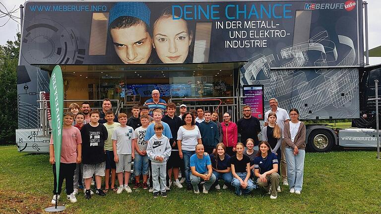 Auf dem Bild die Klasse 7a der Albrecht-Dürer-Mittelschule Haßfurt, dahinter der M+E Truck an der ADM Haßfurt. Auf dem Bild die Klasse 7a der Albrecht-Dürer-Mittelschule Haßfurt, dahinter der M+E Truck an der ADM Haßfurt.