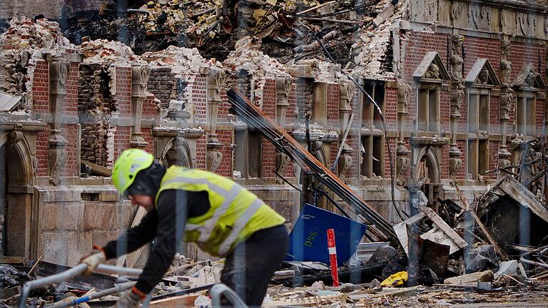 Börsenbrand in Kopenhagen       -  Seit dem Brand liefen und laufen umfassende Aufräum- und Wiederaufbauarbeiten in der dänischen Hauptstadt. (Archivbild)