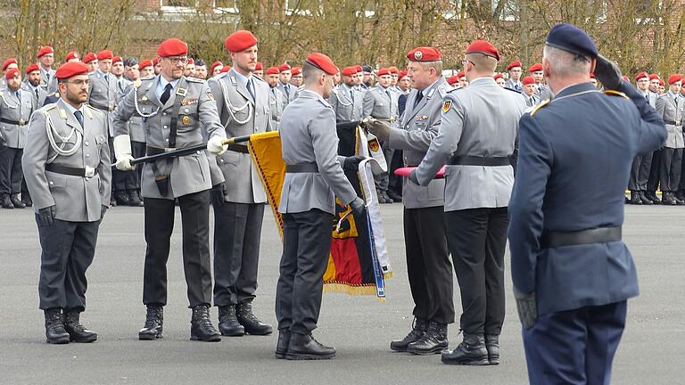 Regimentskommandeur Matthias Kampf (Dritter von rechts) übergibt dem Bataillonskommandeur Manuel Goldschmitt (gegenüber) das Fahnenband. Regimentskommandeur Matthias Kampf (Dritter von rechts) übergibt dem Bataillonskommandeur Manuel Goldschmitt (gegenüber) das Fahnenband.