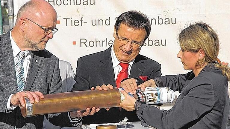 Dokumentation für die Nachwelt: Thomas Wigant, Wolfgang Reinhart und Silvia Müller (von links) befüllen die Kapsel mit Dokumenten der Zeitgeschichte. Dokumentation für die Nachwelt: Thomas Wigant, Wolfgang Reinhart und Silvia Müller (von links) befüllen die Kapsel mit Dokumenten der Zeitgeschichte.