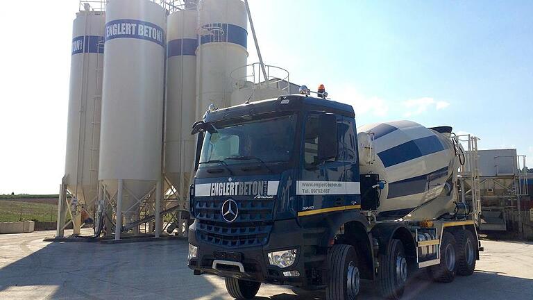 Der Name „Englert Beton“ steht für Qualitätsbeton im Landkreis und weit darüber hinaus. Heute hat die Firma 27 Mitarbeiter. Dazu kommen zehn Aushilfsfahrer und natürlich der entsprechende Fuhrpark. Der Name „Englert Beton“ steht für Qualitätsbeton im Landkreis und weit darüber hinaus. Heute hat die Firma 27 Mitarbeiter. Dazu kommen zehn Aushilfsfahrer und natürlich der entsprechende Fuhrpark.