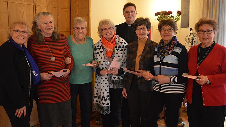 Bei der Feier zum 95. Geburtstag des Frauenbunds Bad Neustadt ehrten Pfarrer Andreas Krefft und Vorsitzende Maria Blümm die Mitglieder, die über zwei Jahrzehnte dazugehören (weiter von links): Ingeborg Weber, Inge Ochs, Gitta Biedermann, Maria Baudisch-Zinke, Hannelore Foidl und Adele Weigand.