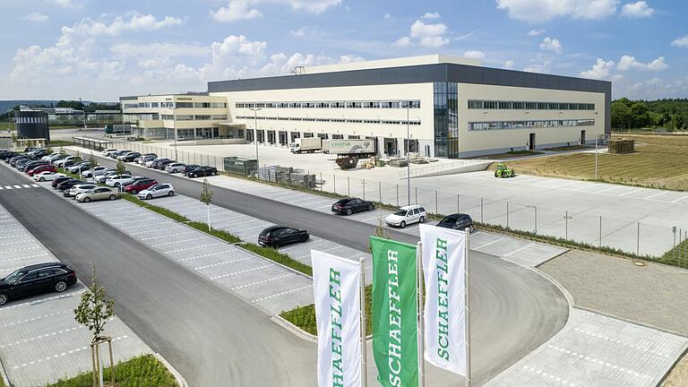 Damals ging es noch: Auf 148 000 Quadratmetern im Kitzinger Osten errichtete Schaeffler sein 2018 eröffnetes Logistikzentrum. Die Stadt hat derzeit keinerlei Gewerbeflächen mehr im Angebot. Damals ging es noch: Auf 148 000 Quadratmetern im Kitzinger Osten errichtete Schaeffler sein 2018 eröffnetes Logistikzentrum. Die Stadt hat derzeit keinerlei Gewerbeflächen mehr im Angebot.