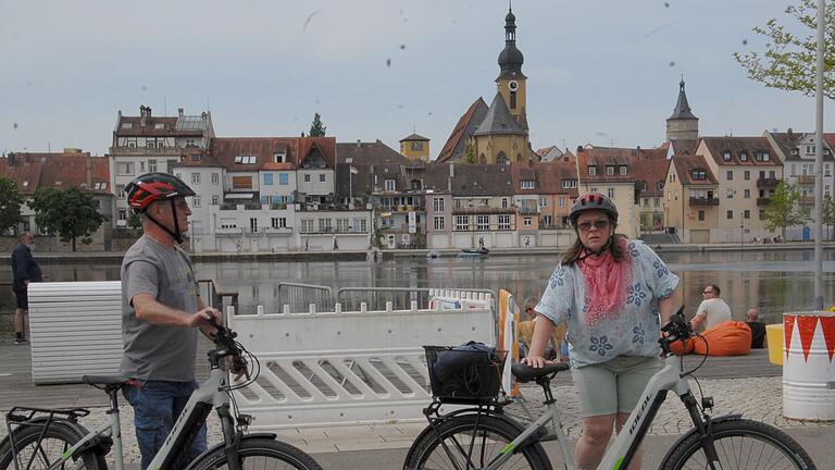 Der Kitzinger Stadtmarketingverein lud am 1. Mai zum 3. Mainfestival ein mit Oldtimerausstellung, Führungen, Street-Food-Meile und Livemusik.