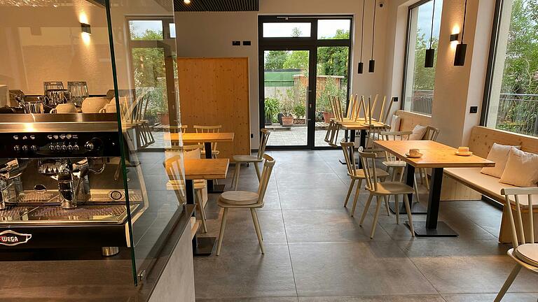 Blick ins Café 'Heimathungrig' in Großlangheim kurz vor der Eröffnung: 26 Gäste finden drinnen Platz, gut 30 draußen rund um das neue Gebäude. Blick ins Café 'Heimathungrig' in Großlangheim kurz vor der Eröffnung: 26 Gäste finden drinnen Platz, gut 30 draußen rund um das neue Gebäude.