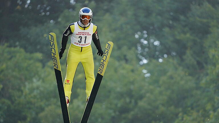 Deutsche Skisprung-Meisteerschaften der Masters beim RWV Haselbachrschaften       -  Sprünge über die 50-Meter-Marke hinaus bekamen die Zuschauer an den Kreuzbergschanzen geboten.