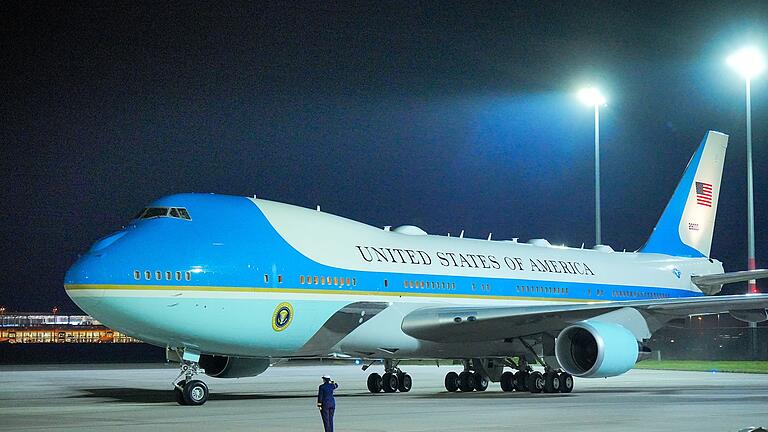 US-Präsident Biden in Berlin - Ankunft       -  Biden zu Besuch in Berlin gelandet.