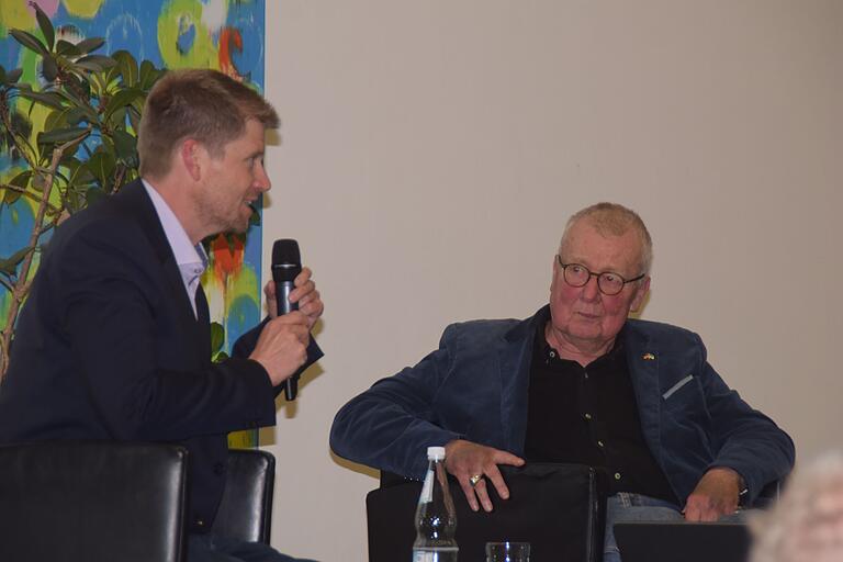 Schulleiter Philipp Specht (links) moderierte die Diskussion mit Ruprecht Polenz.