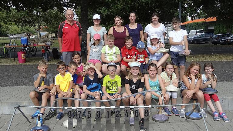 Eisstockschießen im Sommer &ndash; geht das überhaupt? Davon konnten sich 16 Kinder bei einer Ferienspaßaktion des Kindergottesdienst-Teams Stetten überzeugen.