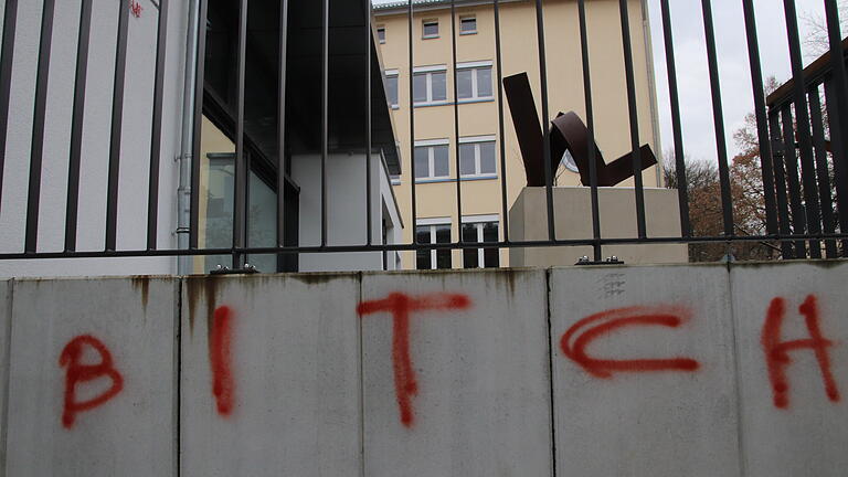 Sprüherei an der Stützwand zum Vorplatz der Alten Turnhalle.&nbsp;