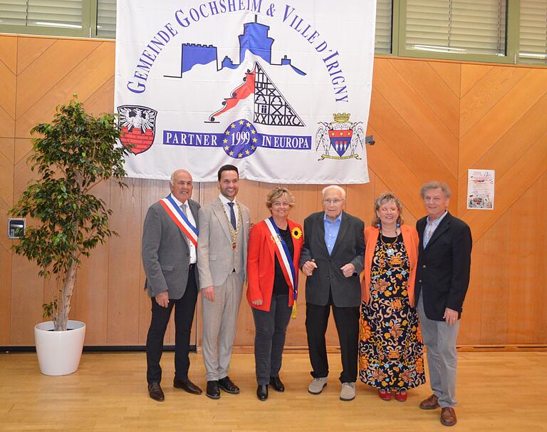 Helmut Siefritz (3.v.r.) und Rolf Pontes (r.), zwei Männer der ersten Stunde mit den beiden Bürgermeistern sowie Pierre Verd (l.) und Sabine Mattenheimer (2.v.r.), die derzeitigen Vorsitzenden der Partnerschaftskomitees von Irigny und Gochsheim. Helmut Siefritz (3.v.r.) und Rolf Pontes (r.), zwei Männer der ersten Stunde mit den beiden Bürgermeistern sowie Pierre Verd (l.) und Sabine Mattenheimer (2.v.r.), die derzeitigen Vorsitzenden der Partnerschaftskomitees von Irigny und Gochsheim.