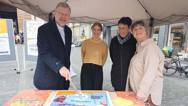 Generalvikar Jürgen Vorndran schnitt die Jubiläumstorte an. Dabei schauten ihm (von links) Cosima Benz, Maria-Antonette Graber und Anna Elisabeth Thieser zu.