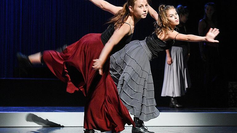 Debora Di Biagi und Anna Jirmanova tanzen zu Carla Brunis „La derniere minute“ . Debora Di Biagi und Anna Jirmanova tanzen zu Carla Brunis „La derniere minute“ .