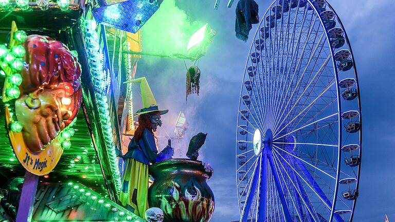 Das Würzburger Kiliani-Volksfest bei Nacht mit Geisterbahn und Riesenrad: Der Rausch ist ein wesentlicher Bestandteil des Vergnügens.