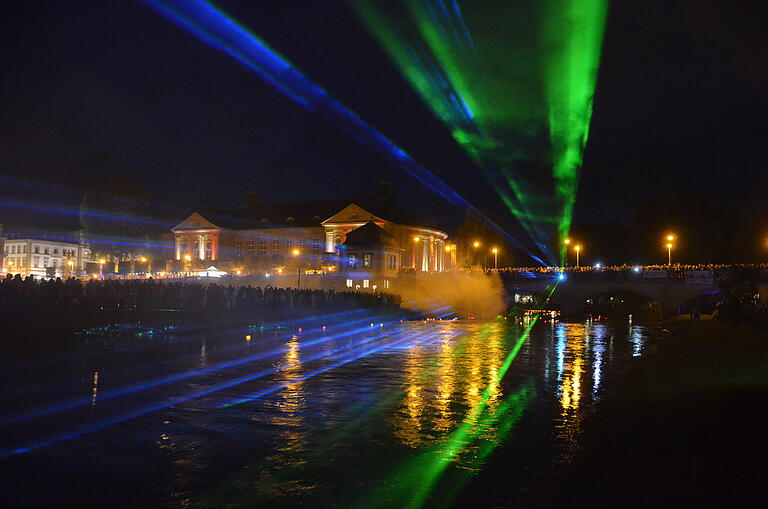 Die Deutsche Umwelthilfe findet, dass Lasershows eine umweltfreundlichere Variante zum Feuerwerk seien. Hier eine Aufnahme aus 2017 vom Rakoczy-Fest in Bad Kissingen.