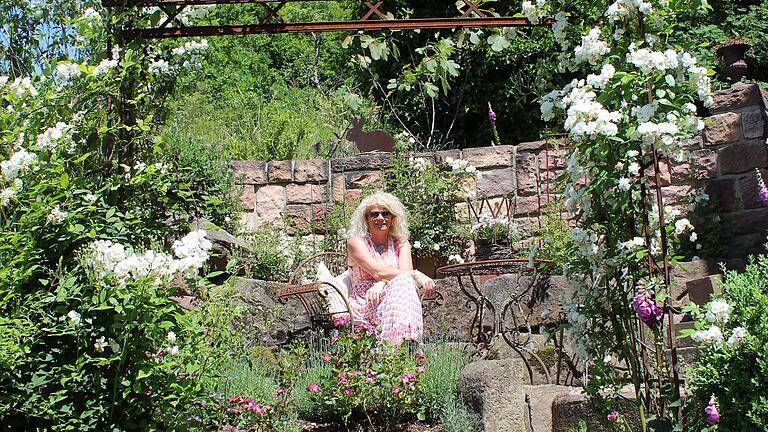 Garten heißt für Ingrid Karl nicht nur Arbeit, sondern auch mit einer Tasse Kaffee draußen sitzen. Das ist für sie wie ein bisschen Urlaub.