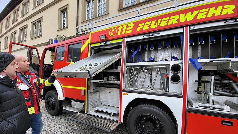 Bürgermeister Michael Kastl lässt sich von Kommandant Robert Müller das kürzlich erworbene Mercedes-Löschfahrzeug LF 16/12 zeigen. Die Ausrüstung muss jetzt noch gekauft werden. Obwohl schon 24 Jahre alt, sei das Fahrzeug „up to date“, sagt Robert...       -  Bürgermeister Michael Kastl lässt sich von Kommandant Robert Müller das kürzlich erworbene Mercedes-Löschfahrzeug LF 16/12 zeigen. Die Ausrüstung muss jetzt noch gekauft werden. Obwohl schon 24 Jahre alt, sei das Fahrzeug „up to date“, sagt Robert Müller.