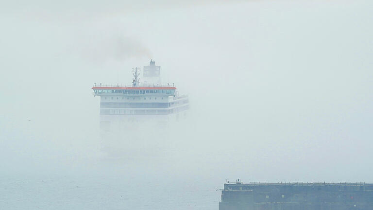 412837057.jpg       -  In der Nordsee wurde das Kreuzfahrtschiff 'MS Maud' von einer riesigen Welle getroffen.