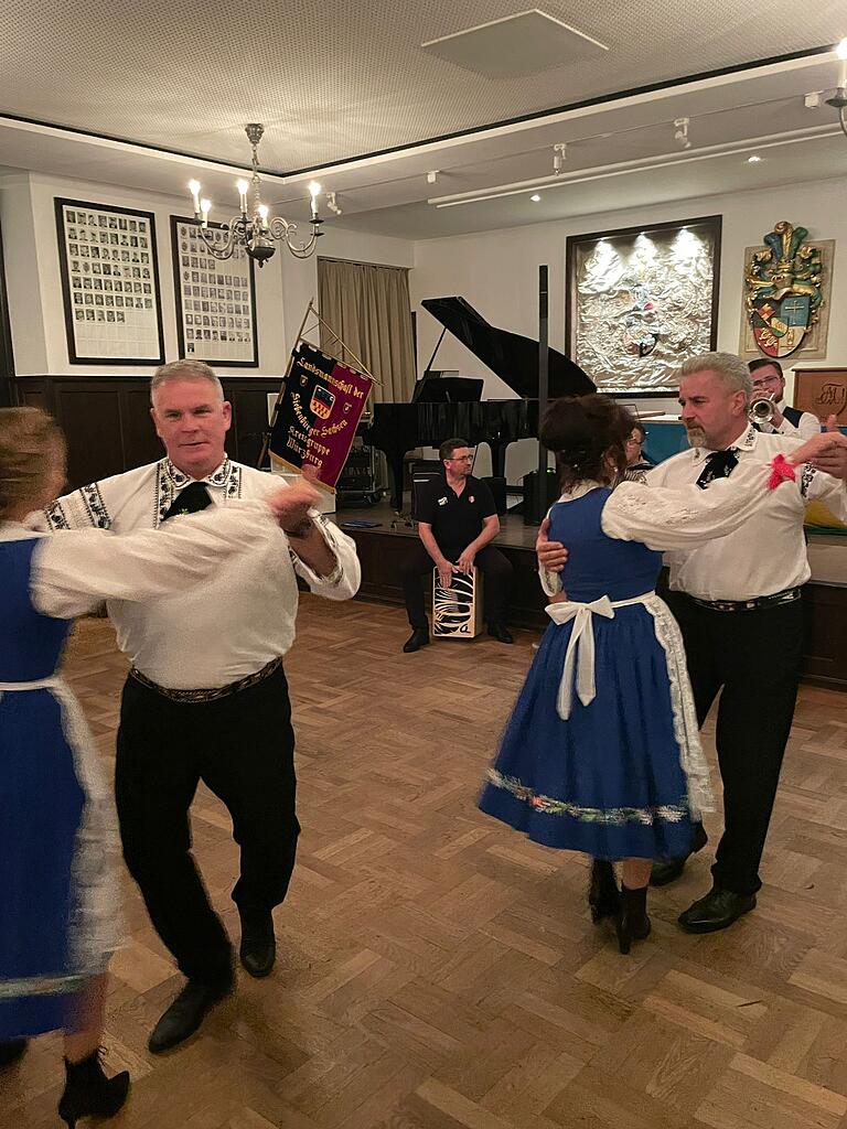 Tanzen ist ein wichtiger Teil der sächsischen Kultur. Die Würzburger Kreisgruppe zeigt ihr Können oft bei verschiedenen Feiern und Festen.