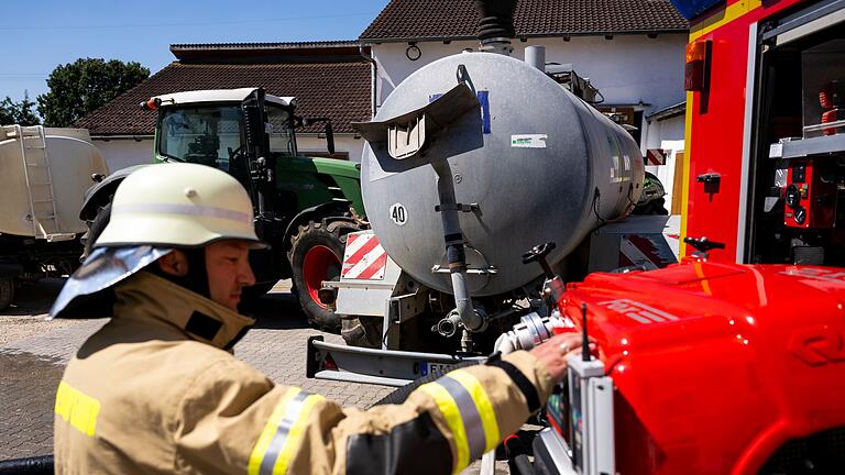 Projekt „Red Farmer” - Gerade bei den zunehmenden Bränden auf Feldern oder in Wäldern sind die meist freiwilligen Feuerwehren im Freistaat teils dringend auf die Bauern angewiesen. Projekt „Red Farmer” - Gerade bei den zunehmenden Bränden auf Feldern oder in Wäldern sind die meist freiwilligen Feuerwehren im Freistaat teils dringend auf die Bauern angewiesen.